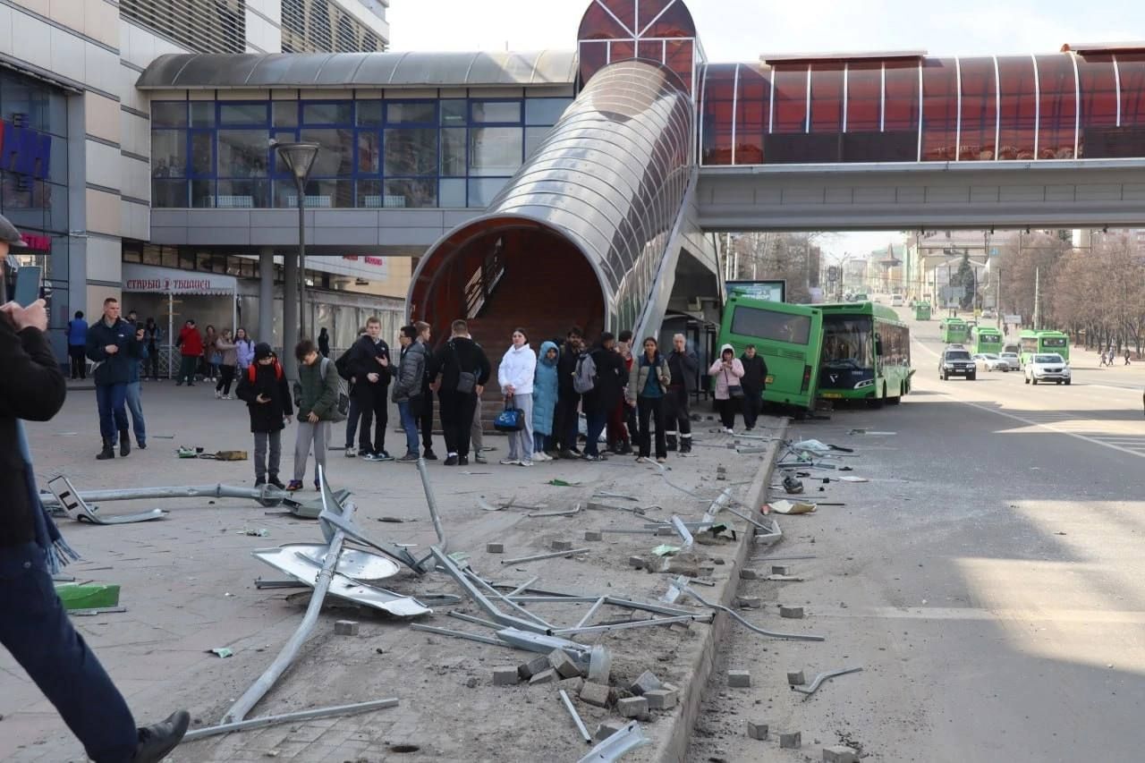 Автобус врезался в остановку в Курске