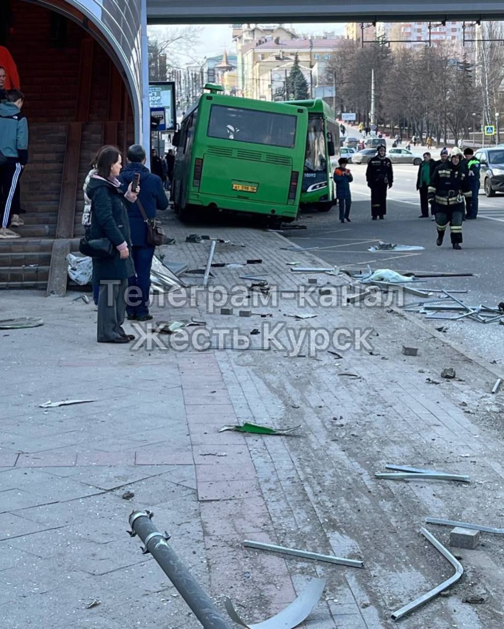 Автобус врезался в остановку в Курске