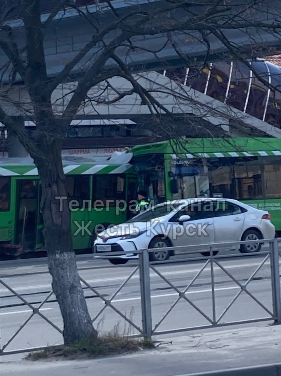 Автобус врезался в остановку в Курске