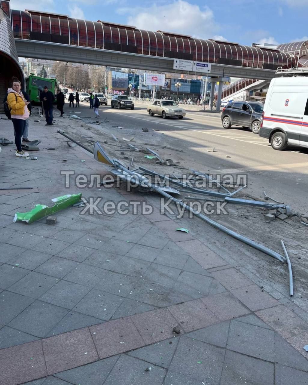 Автобус врезался в остановку в Курске