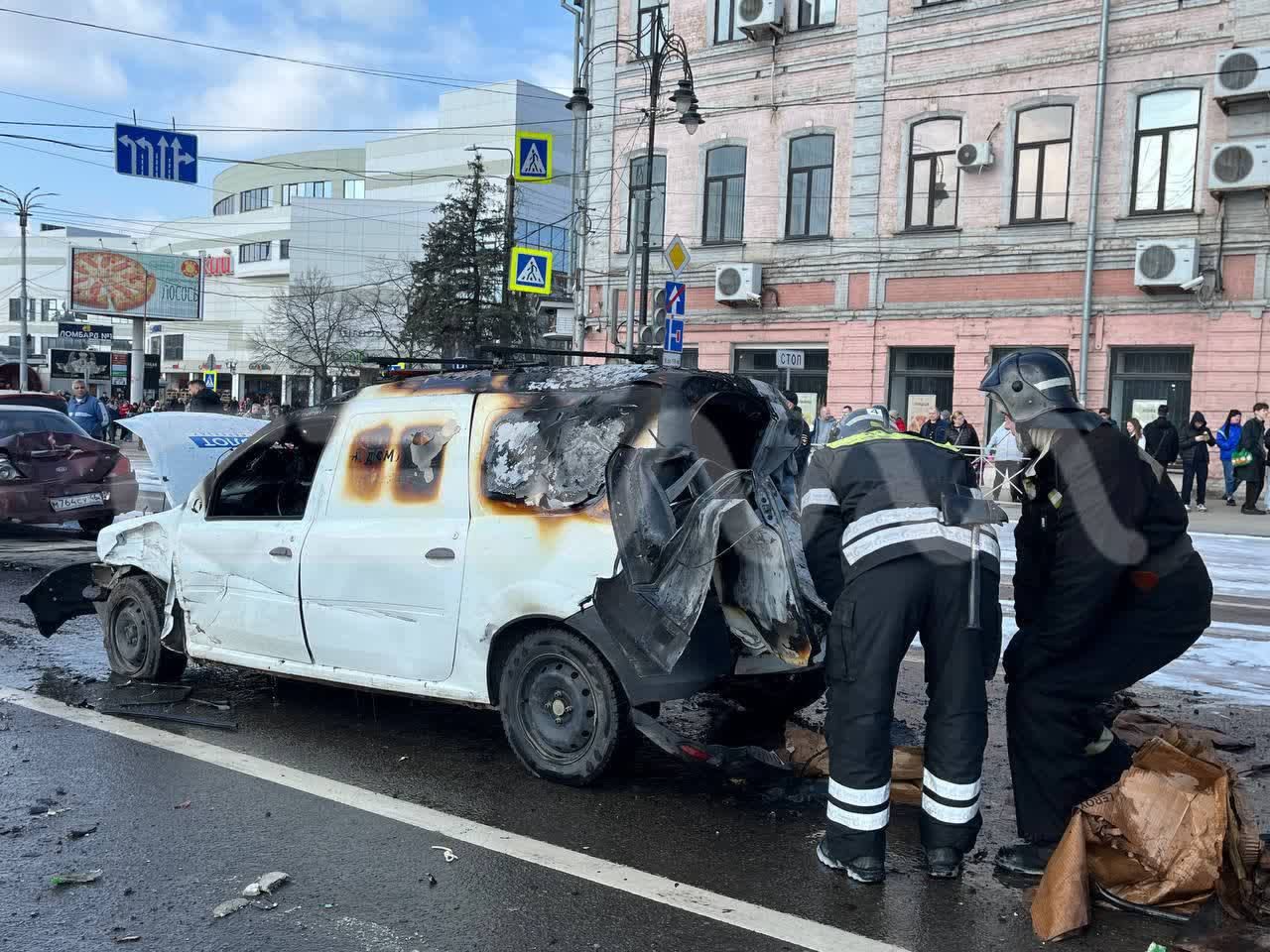 Автомобиль сгорел после ДТП в Курске