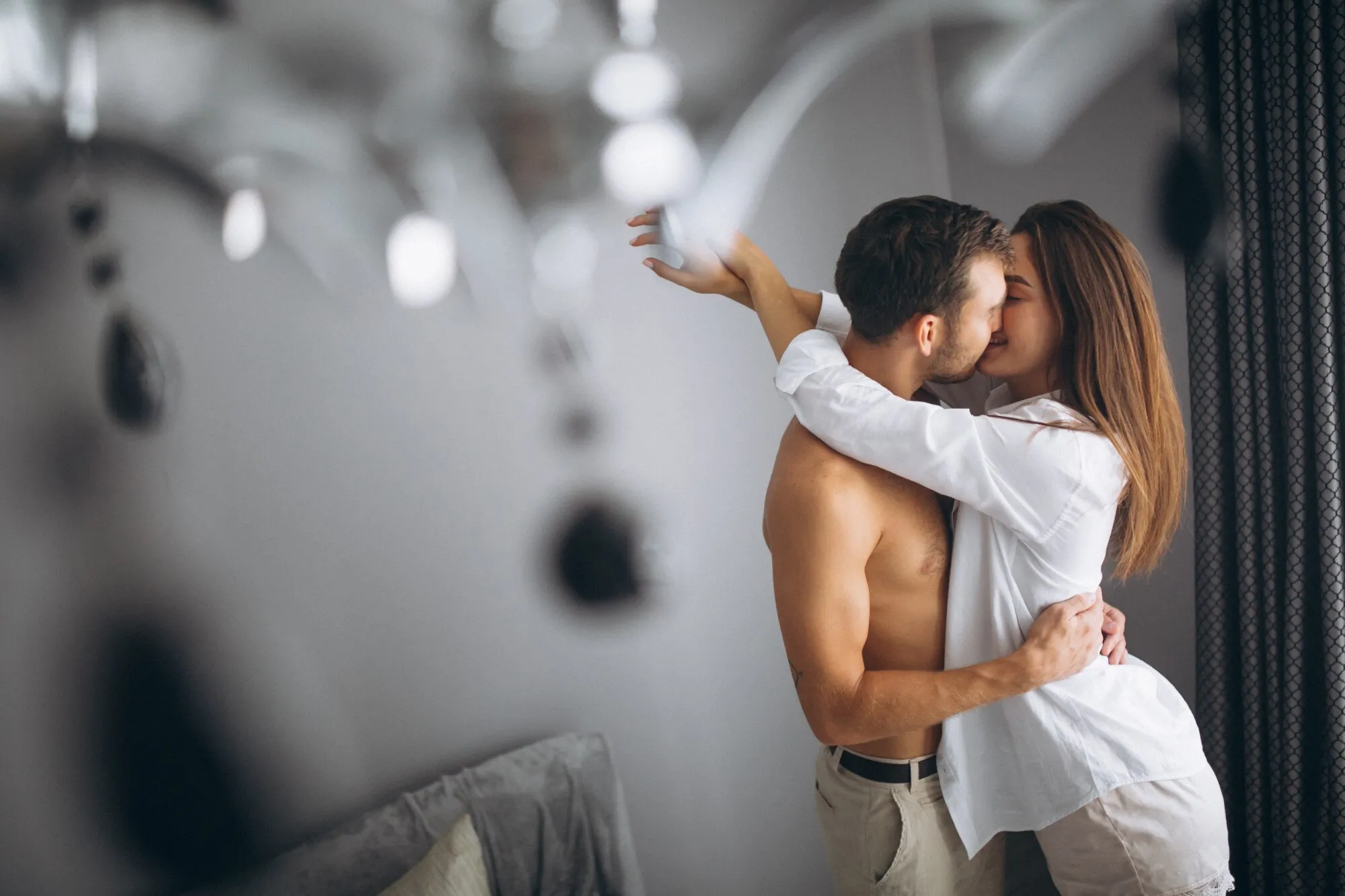 Пара целуется в спальне