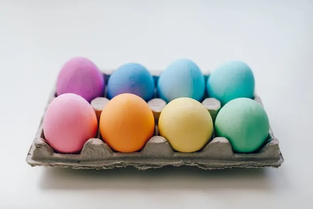 Яйца можно покрасить естественным способом 