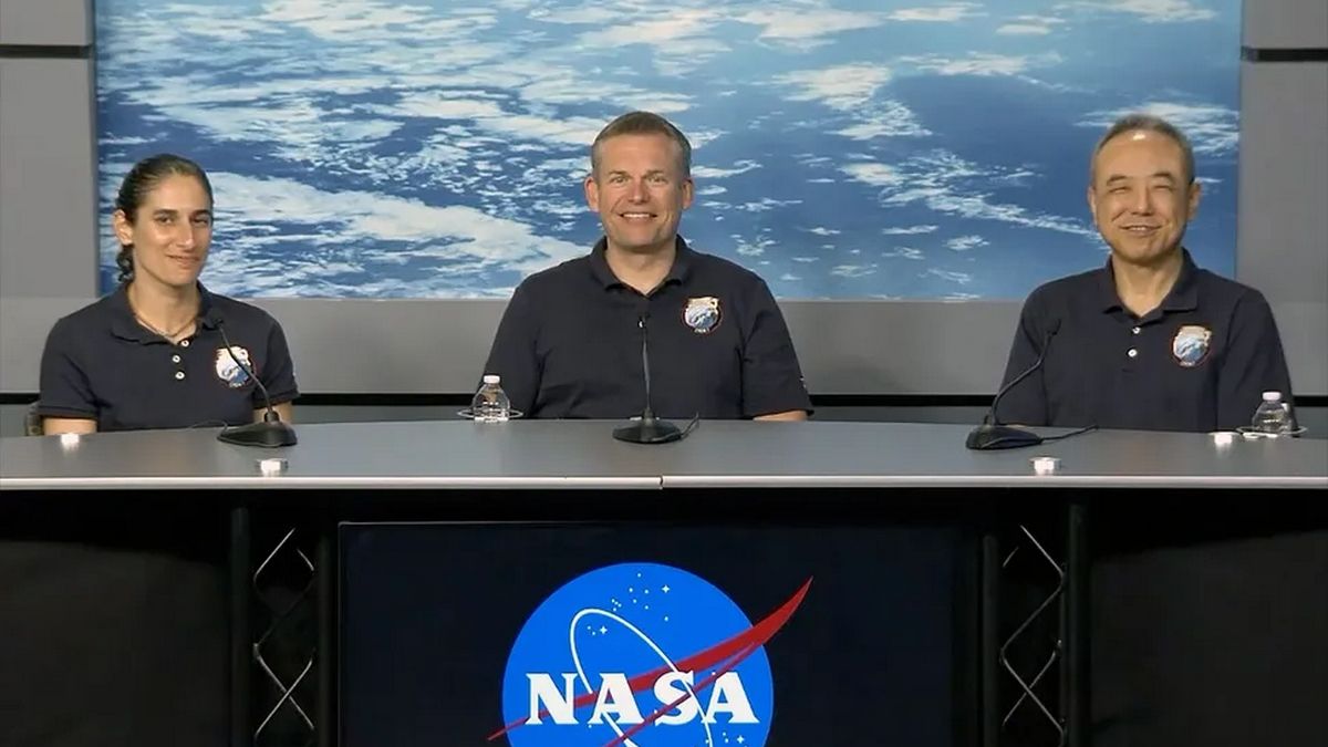 Потерянная в космосе сумка случайно попала на снимок японского астронавта Потерянная в космосе сумка случайно попала на снимок японского астронавта