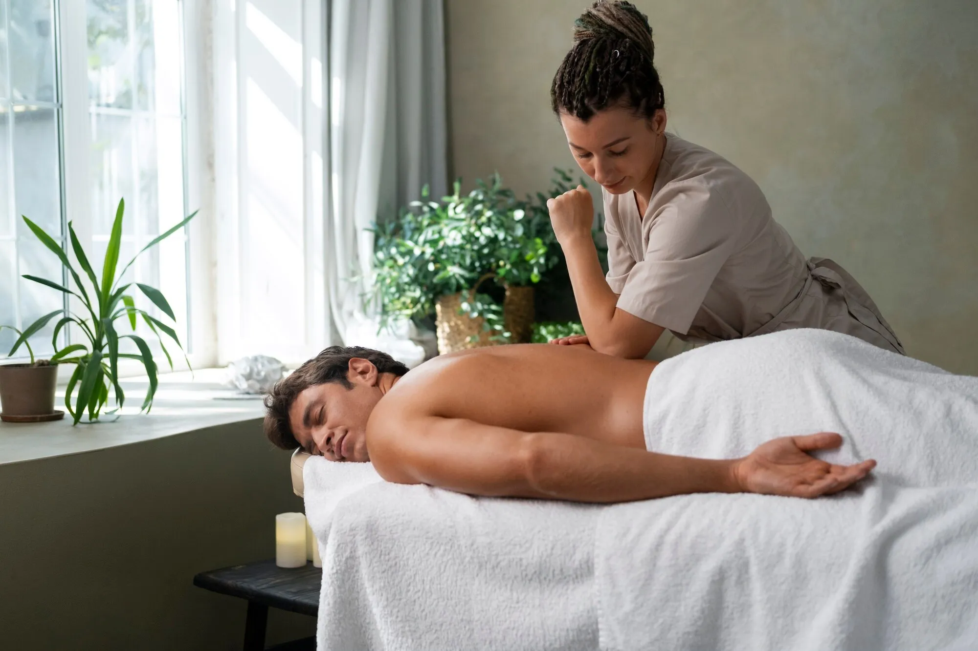 Жінка робить чоловікові масаж