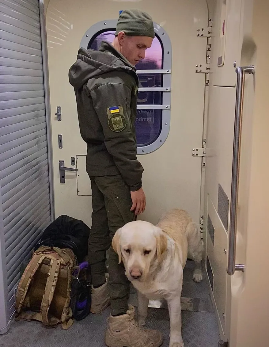 Военный с собакой ехал в тамбуре два часа