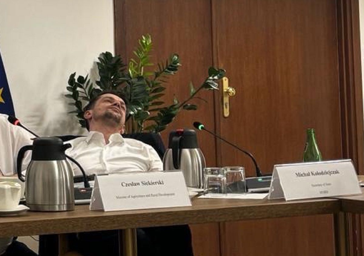 Польський урядовець дивно поводився на переговорах з українською делегацією: фото - 24 Канал Польський урядовець дивно поводився на переговорах з українською делегацією: фото - 24 Канал