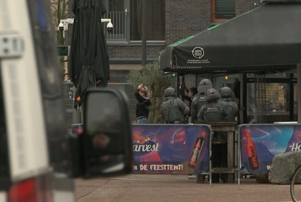Поліція Нідерландів змогла звільнити трьох заручників, яких захопив невідомий у кафе - 24 Канал