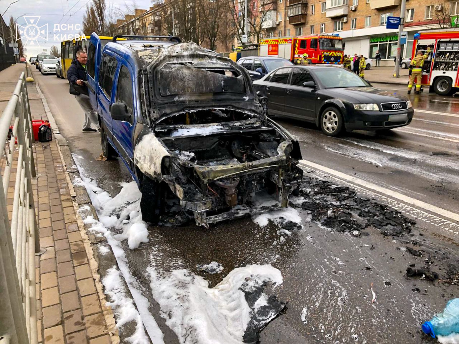 У Києві посеред вулиці раптово спалахнуло авто: у мережі показали кадри - 24 Канал