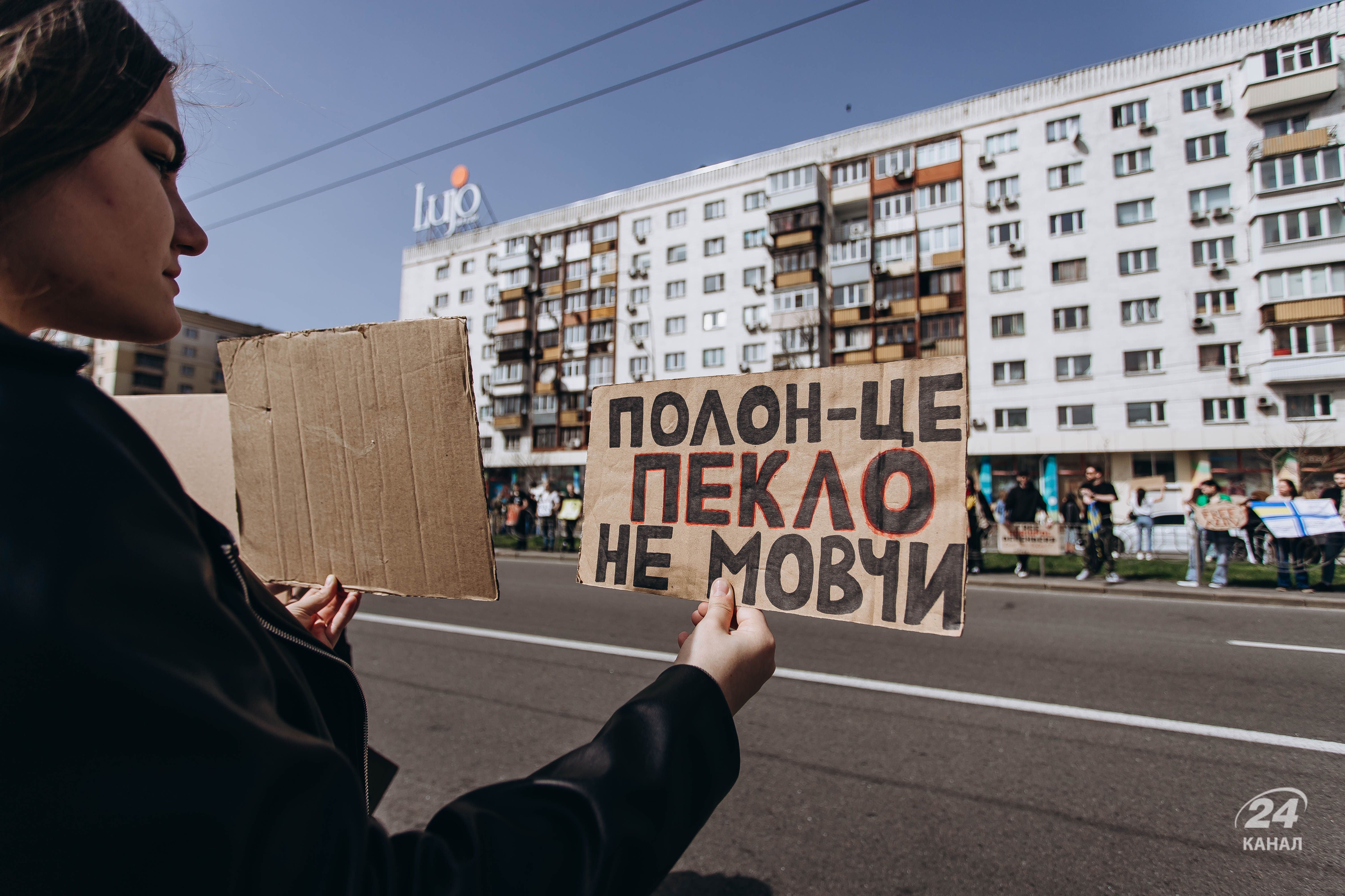 У Києві пройшла акція на підтримку полонених азовців
