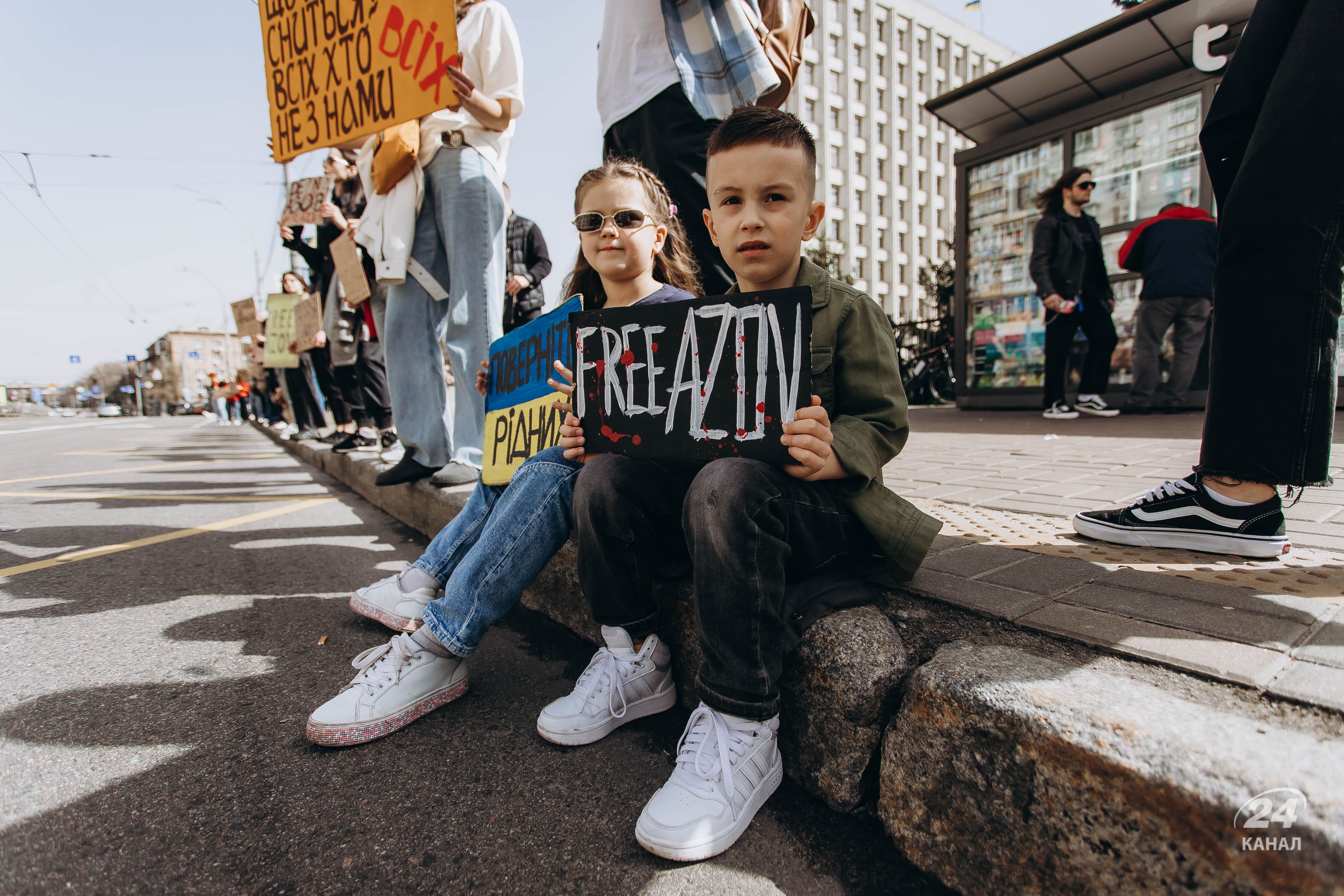 У Києві пройшла акція на підтримку полонених азовців