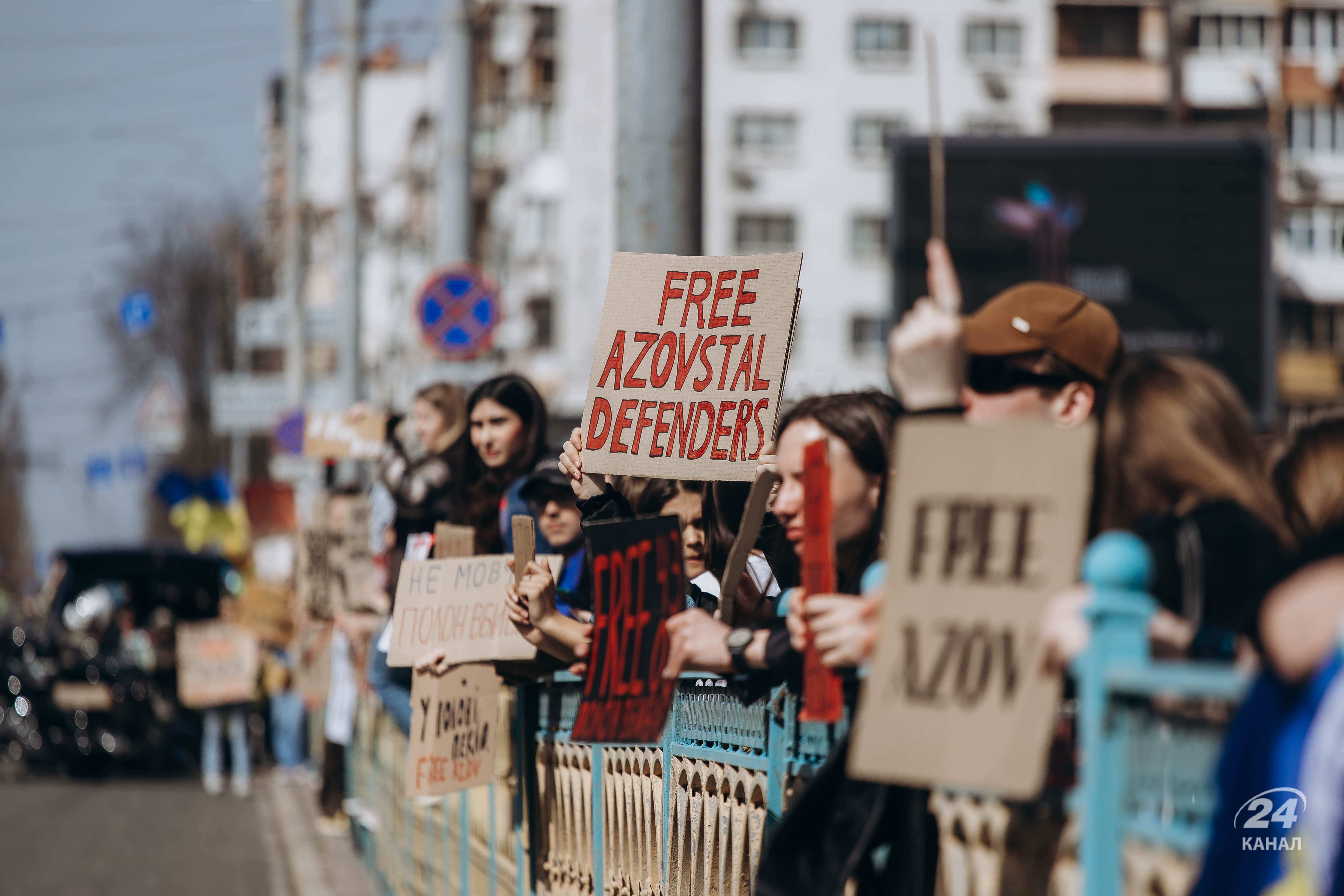 У Києві пройшла акція на підтримку полонених азовців