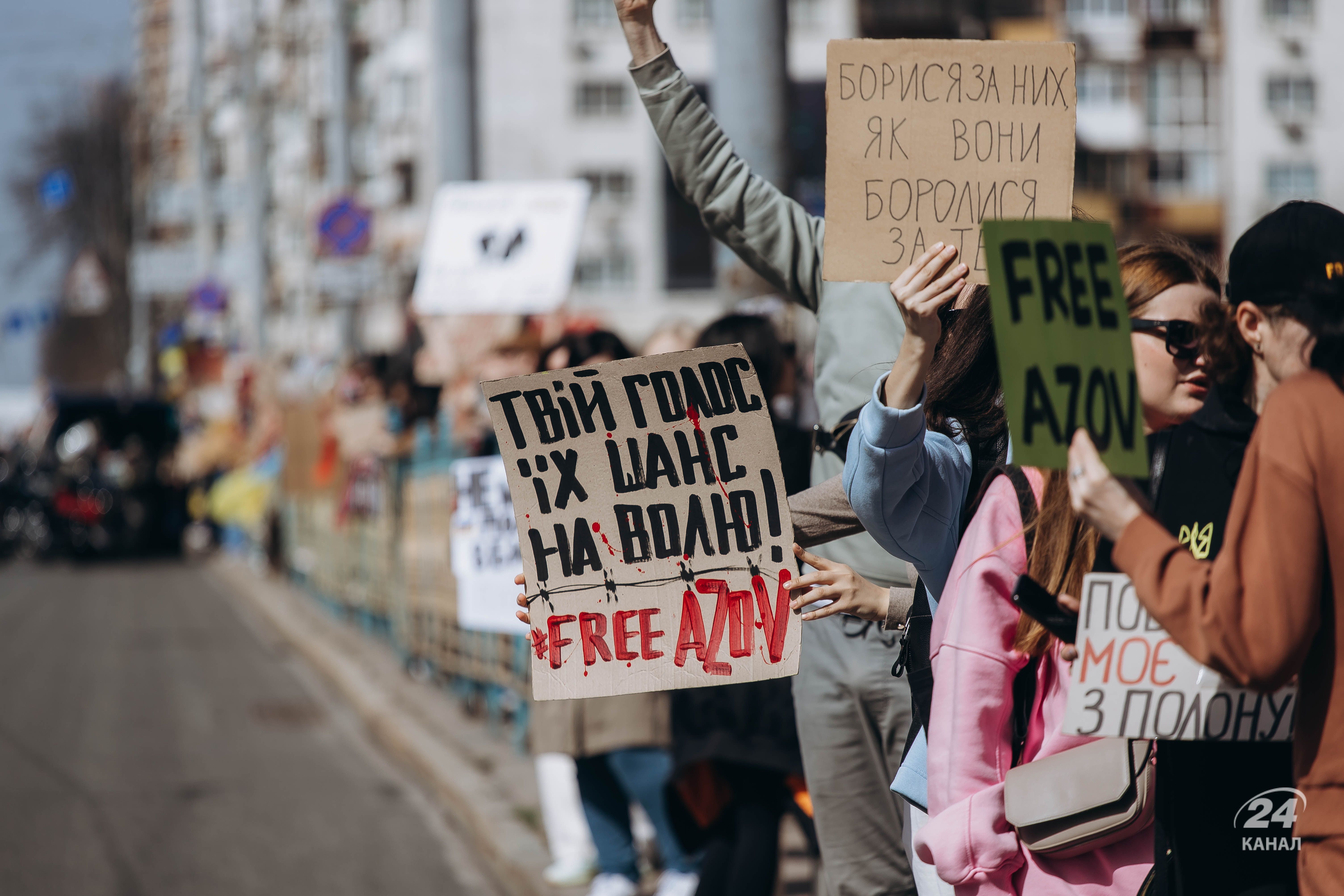 У Києві пройшла акція на підтримку полонених азовців