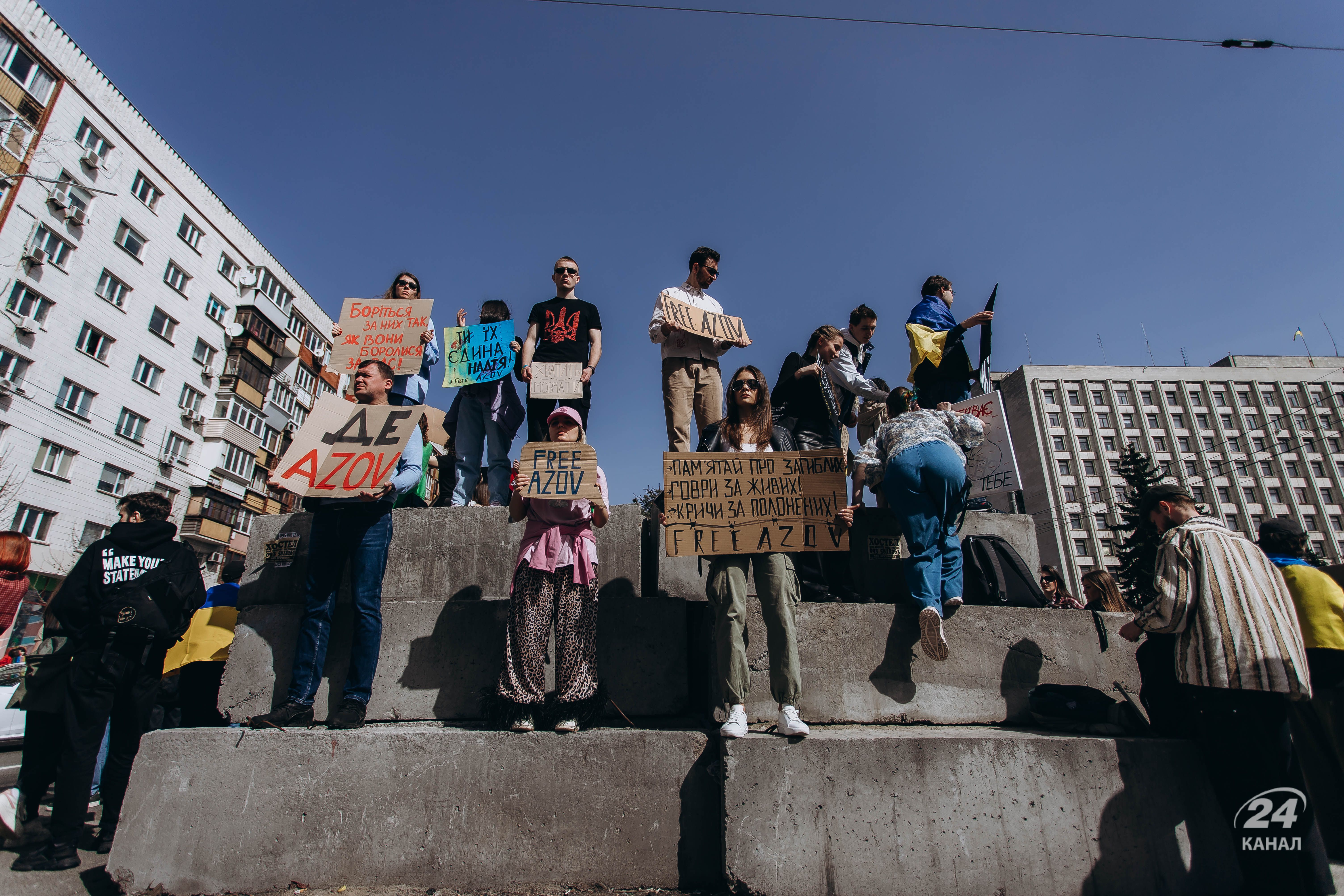 У Києві пройшла акція на підтримку полонених азовців
