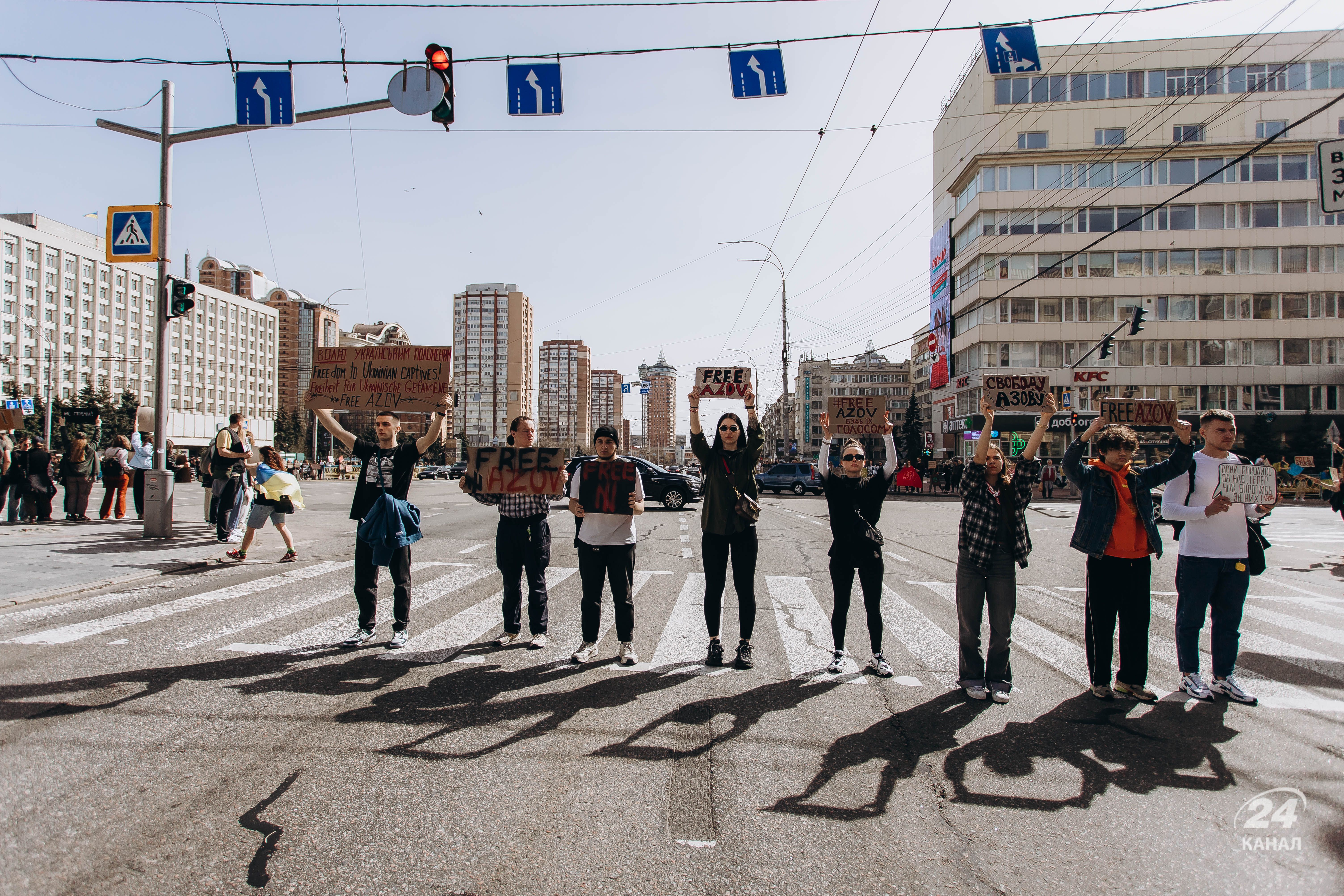 У Києві пройшла акція на підтримку полонених азовців