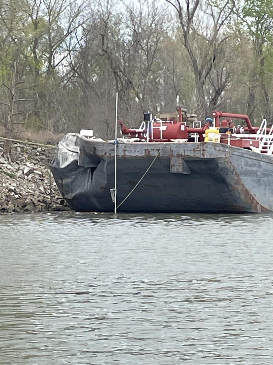 В США баржа врезалась в мост 30 марта