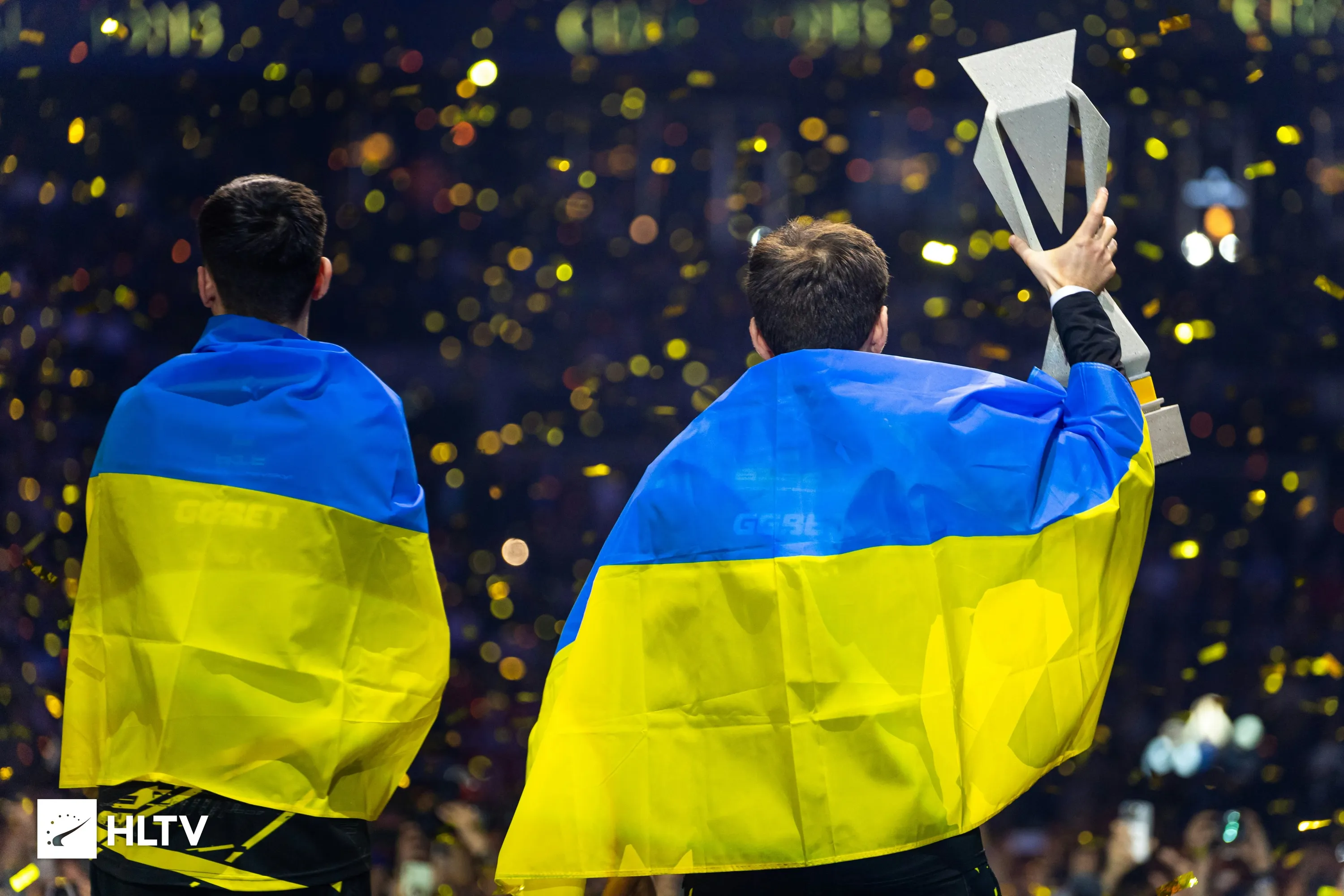 Тренер NAVI поднимает трофей