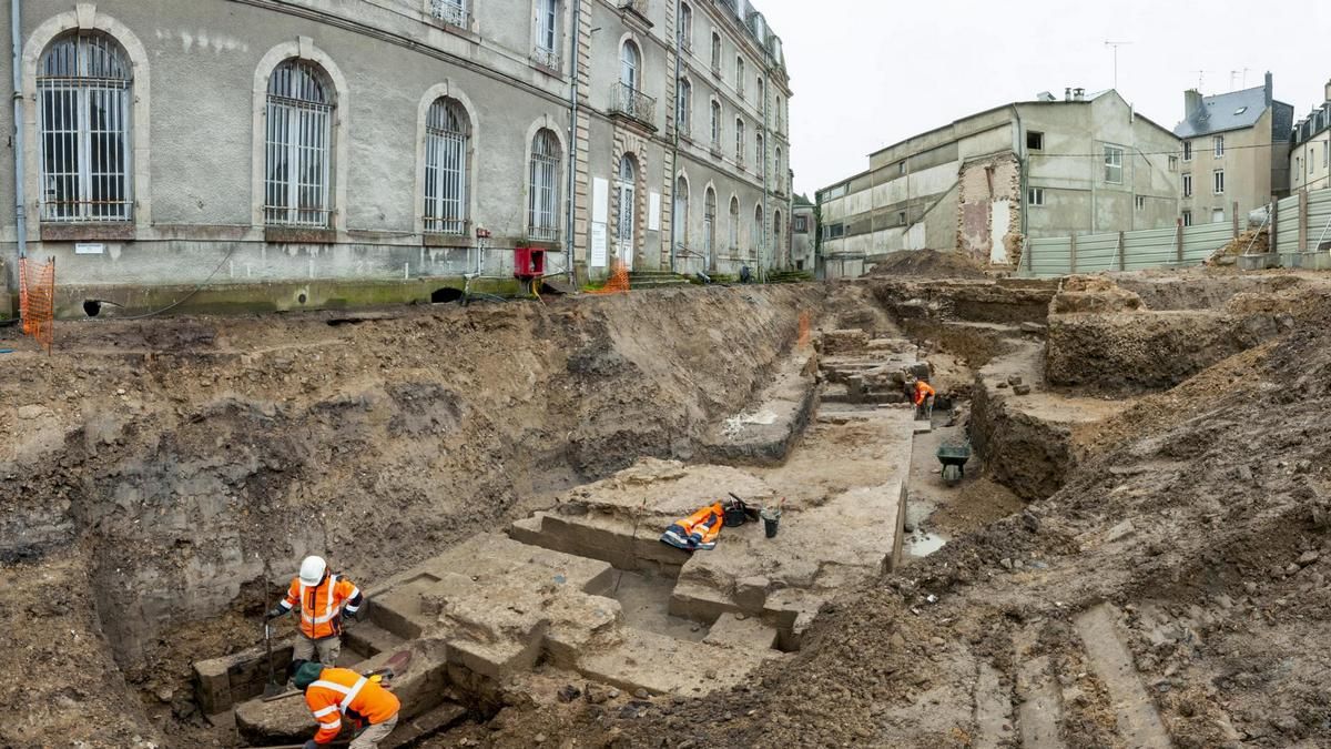 У Франції розкопують старовинний замок з численними коштовними скарбами