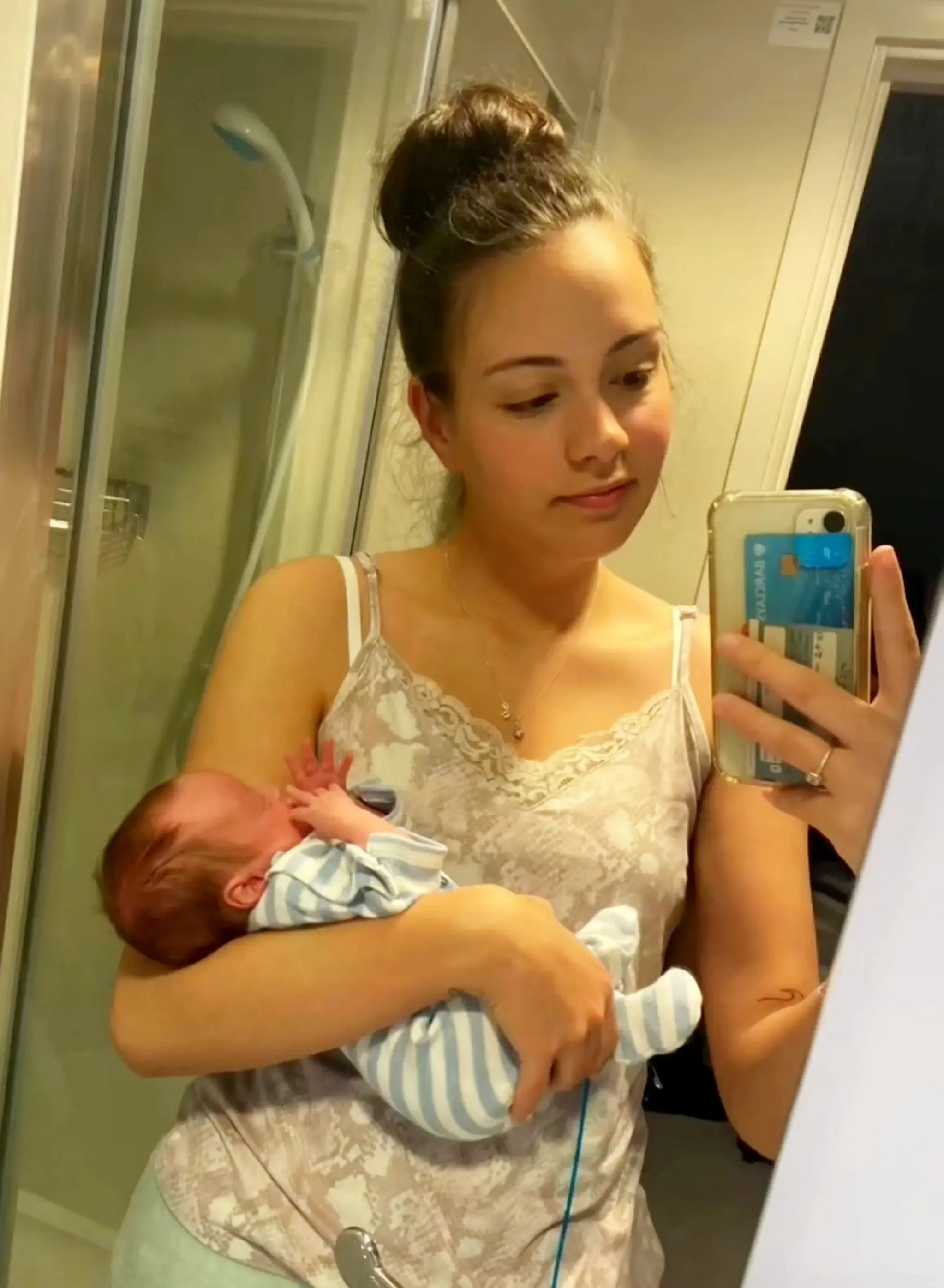 Жінка народила двійню з великою різницею у часі Жінка народила двійню з великою різницею у часі