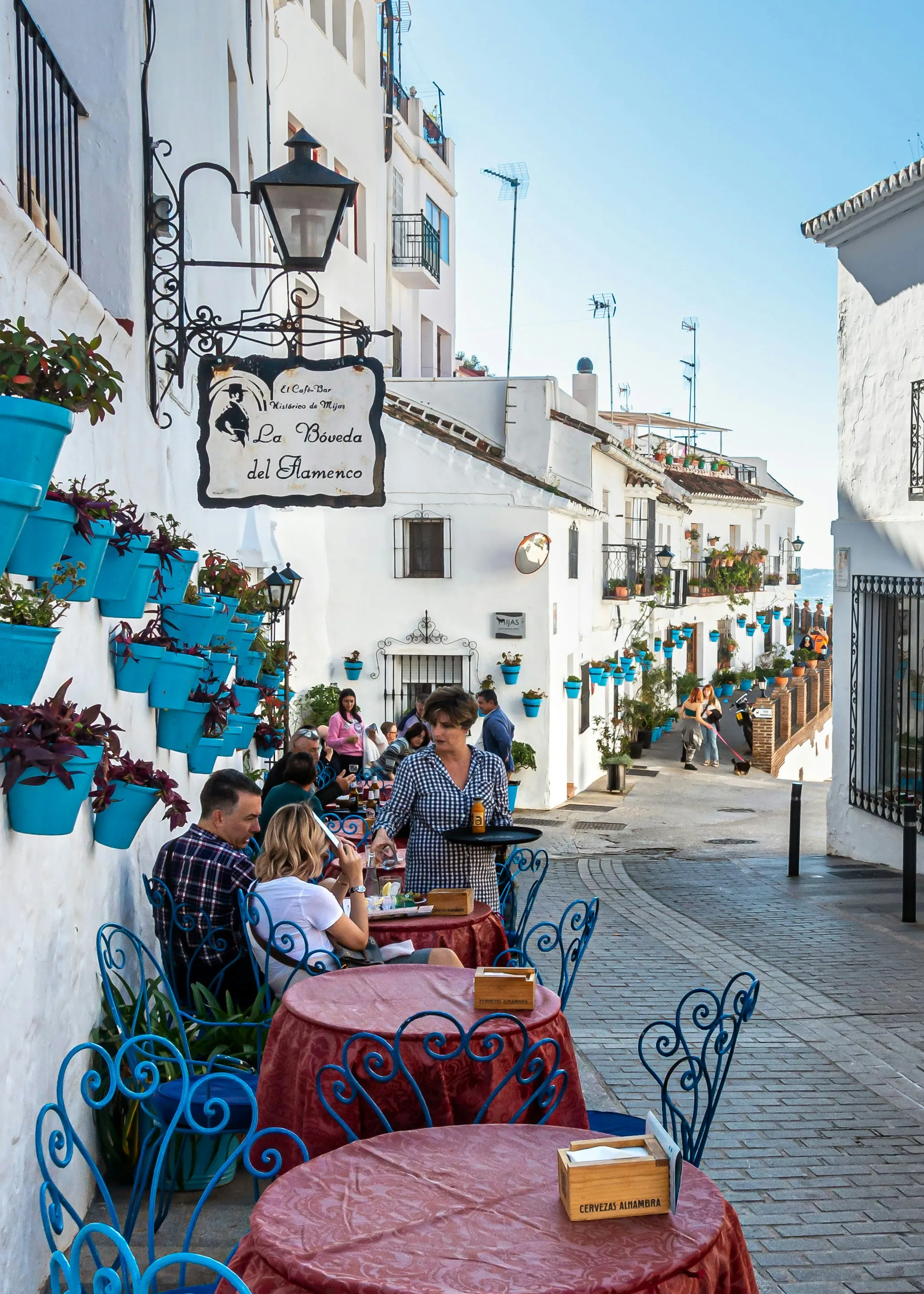 В Испании ресторанам разрешили зарабатывать на столиках в тени