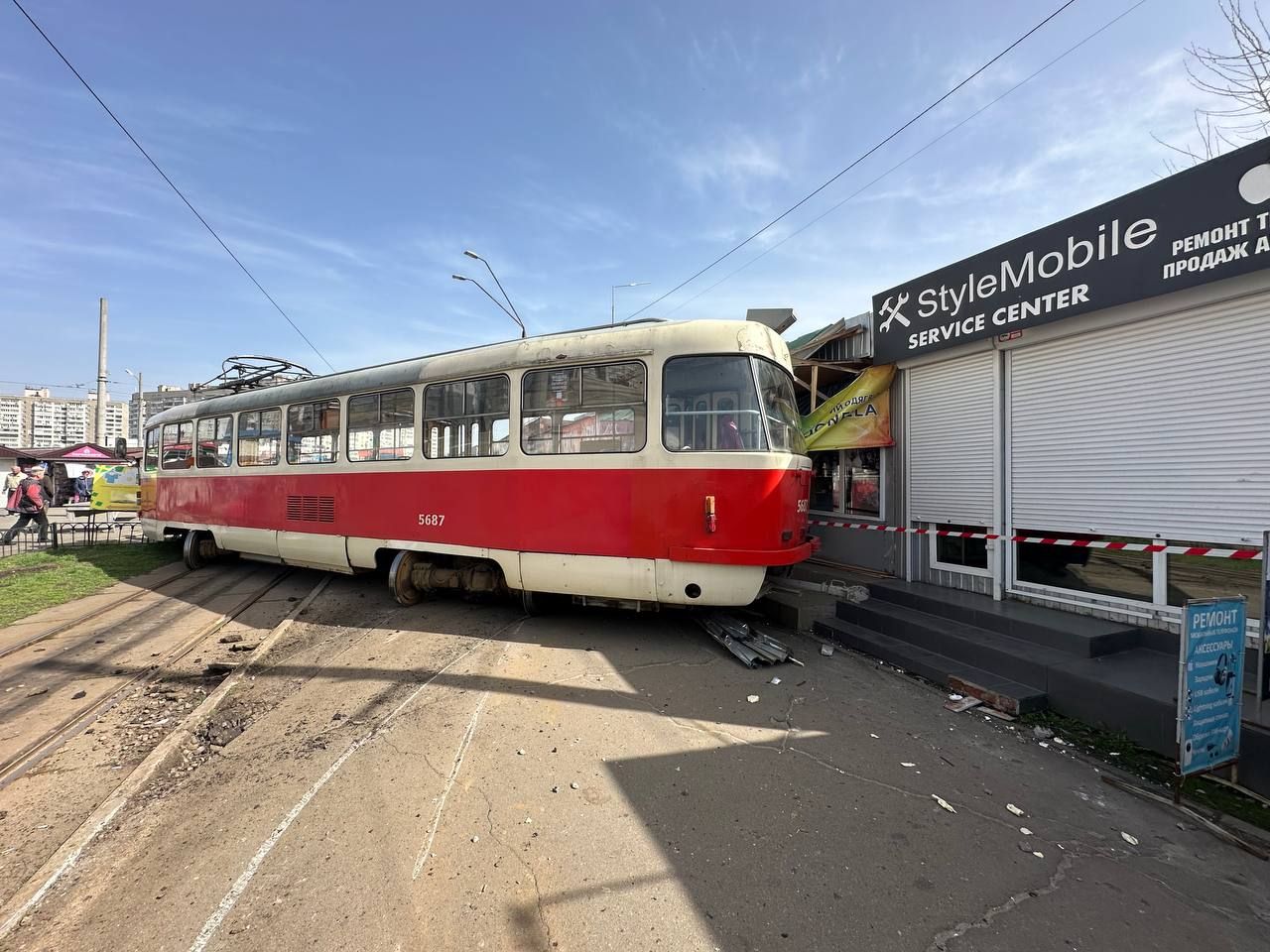 У Києві трамвай зійшов з рейок