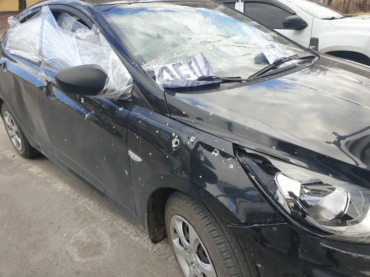 Машина, на которой полицейский и журналисты выбирались из Мариуполя