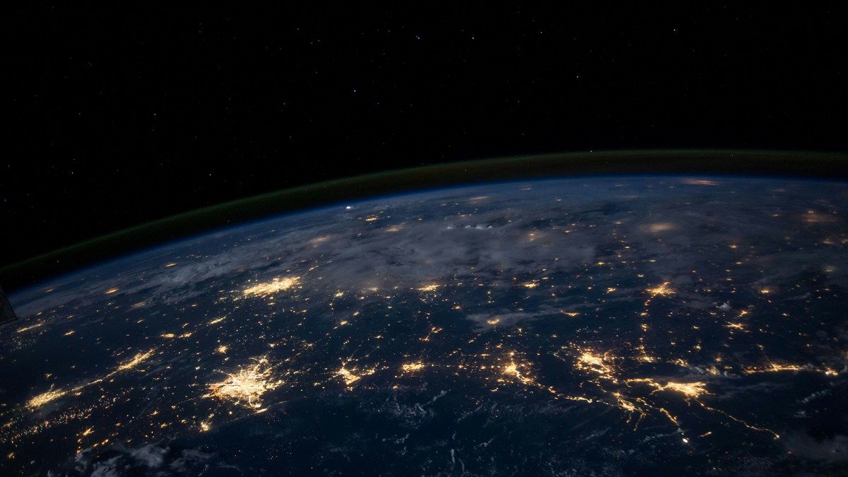 Мусор с МКС пробил крышу частного дома в США Мусор с МКС пробил крышу частного дома в США