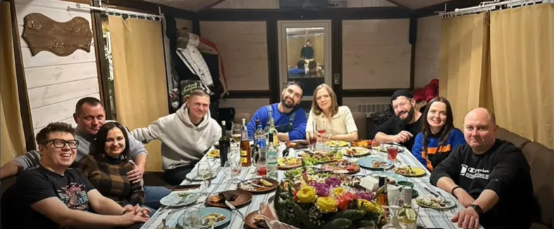 Віталій Козловський з дружиною та друзями після РАЦСу Віталій Козловський з дружиною та друзями після РАЦСу