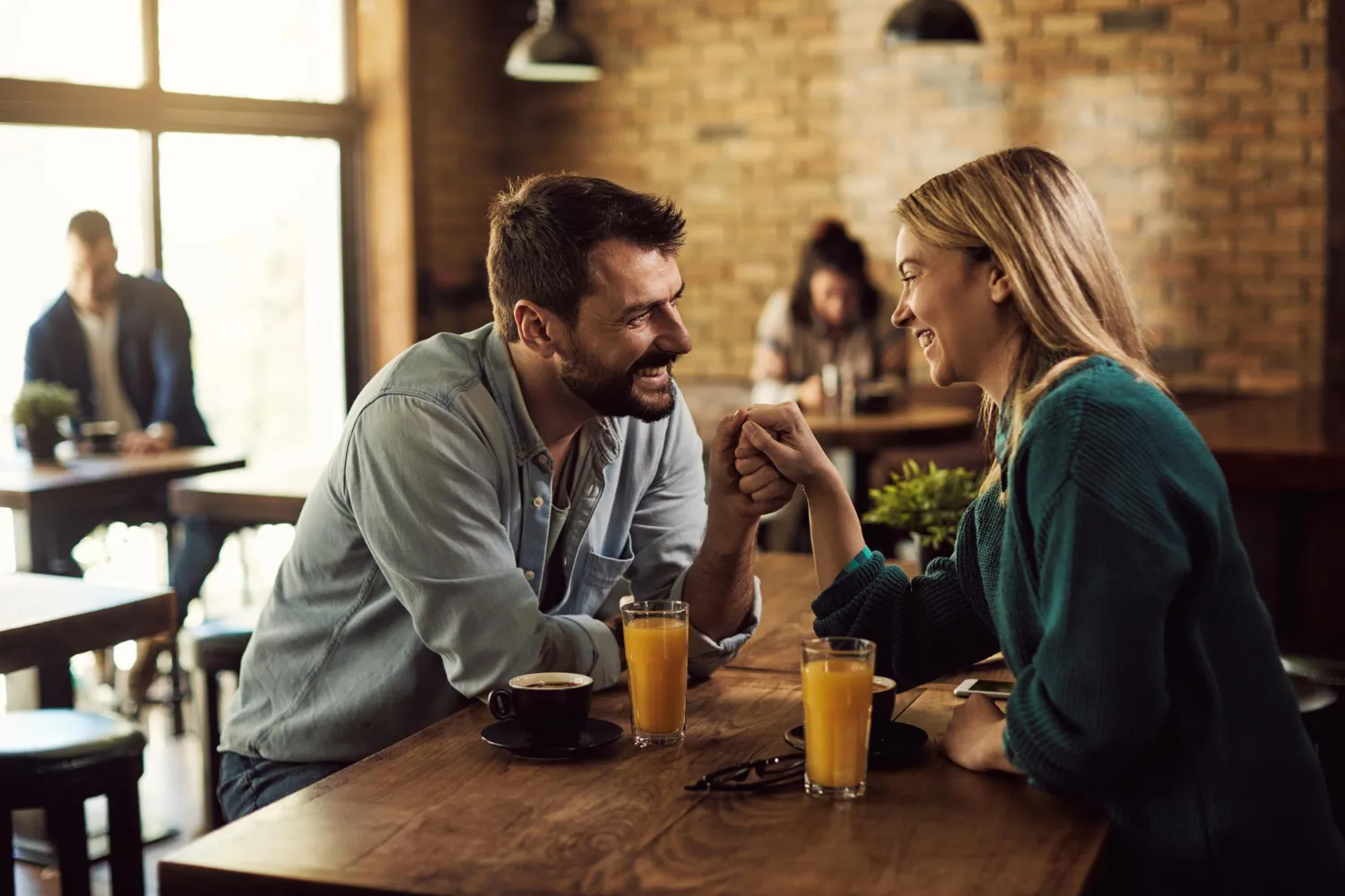Мужчина и женщина сидят в кафе на свидании