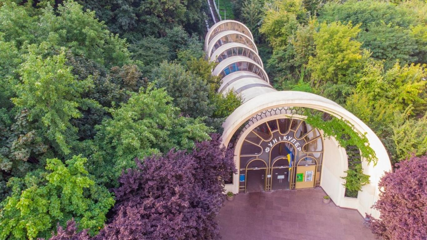 Вбивство підлітка біля київського фунікулера: з'явились кадри з місця трагедії - 24 Канал Вбивство підлітка біля київського фунікулера: з'явились кадри з місця трагедії - 24 Канал