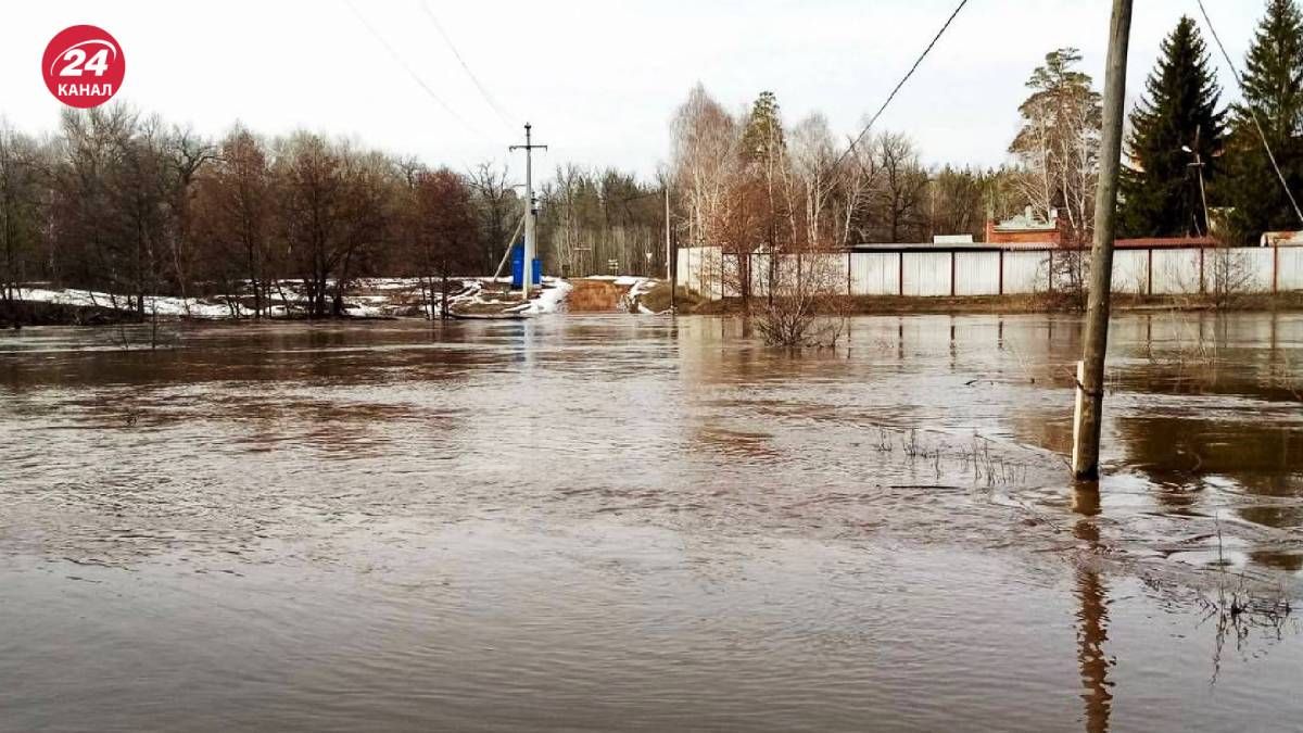 В России наводнение снесло железобетонный мост