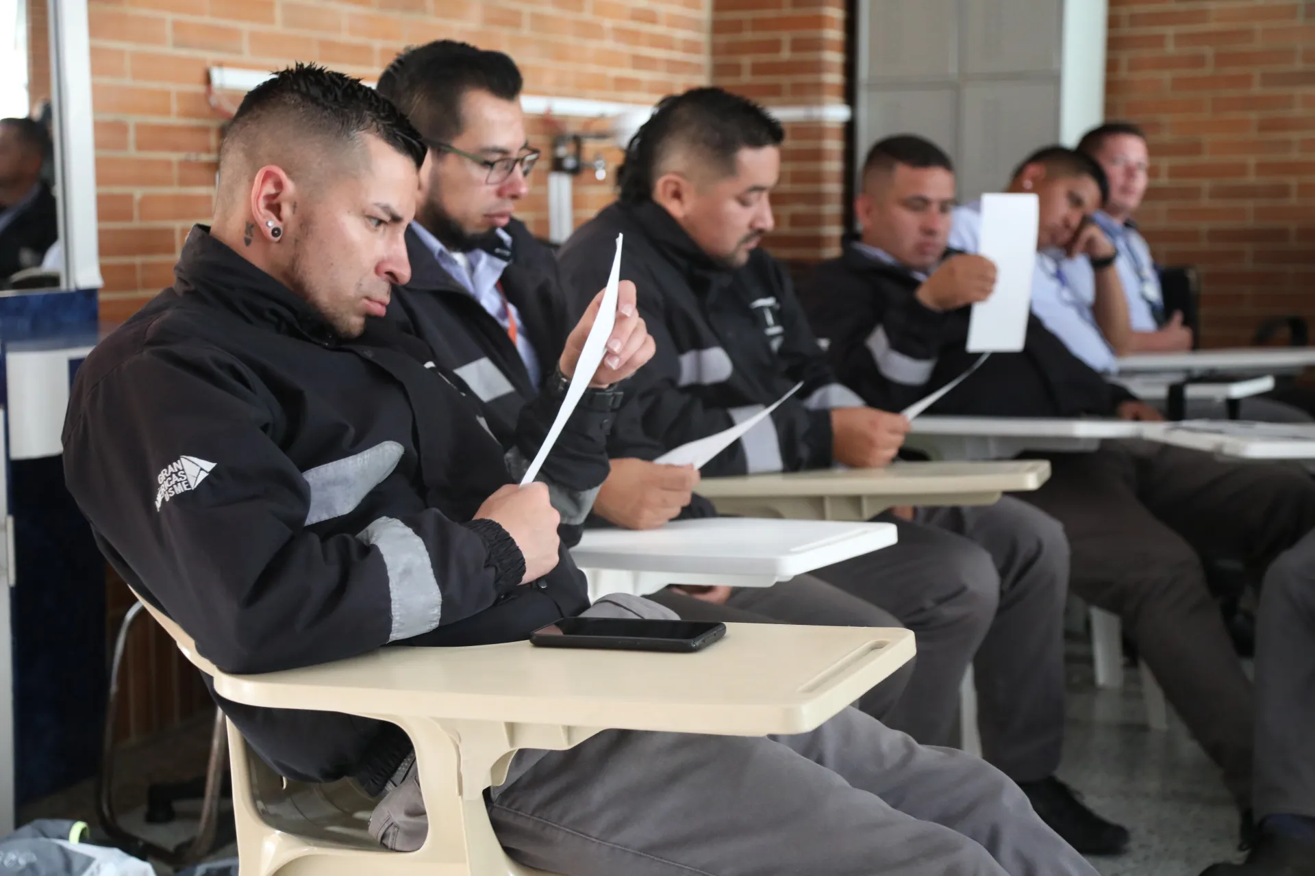 Чоловіки у Колумбії вчаться поратися по дому