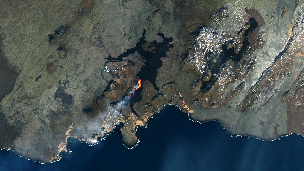 Спутниковый снимок извержения на исландском полуострове Рейкьянес, сделанный 30 марта 2024 года