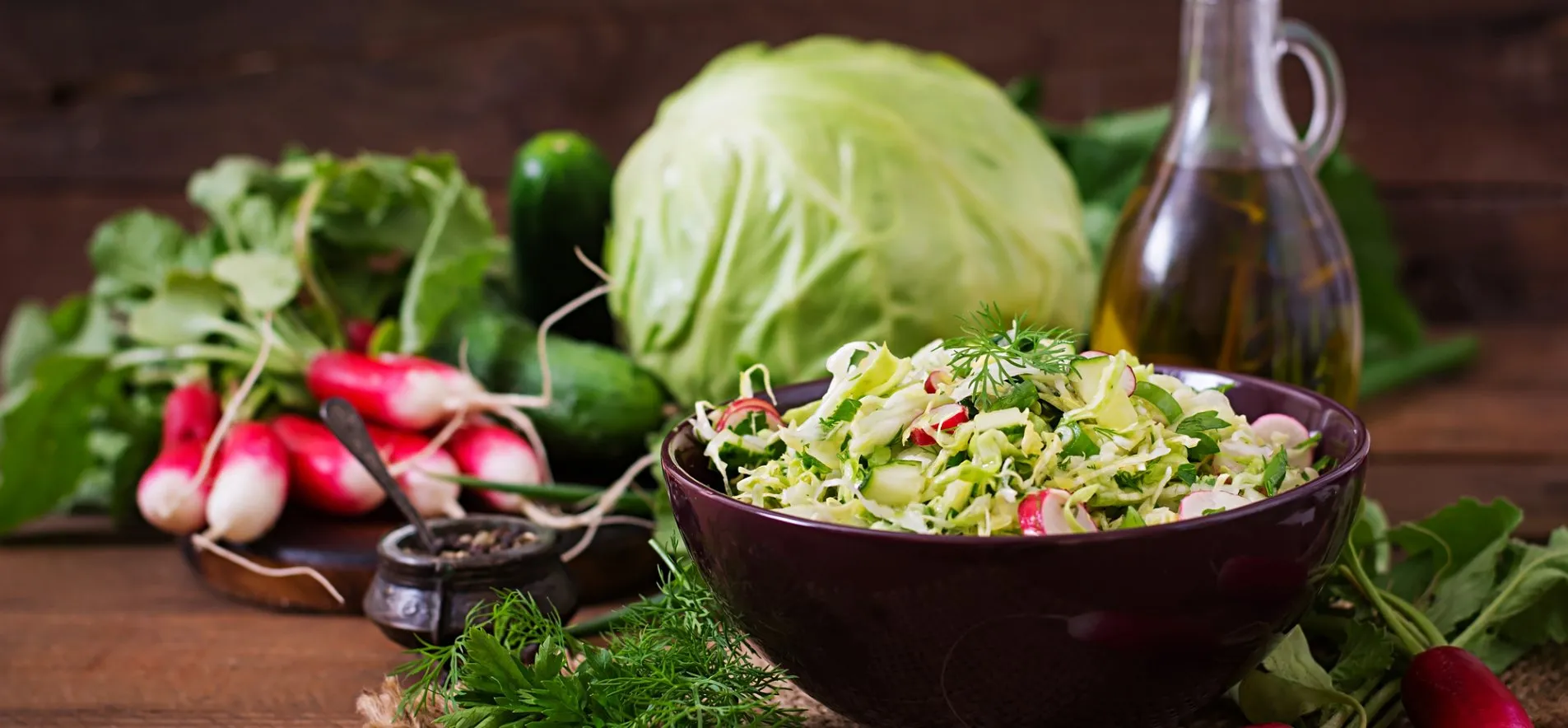 Ароматный и очень сочный: готовим салат Весенний из молодой капусты и редиса
