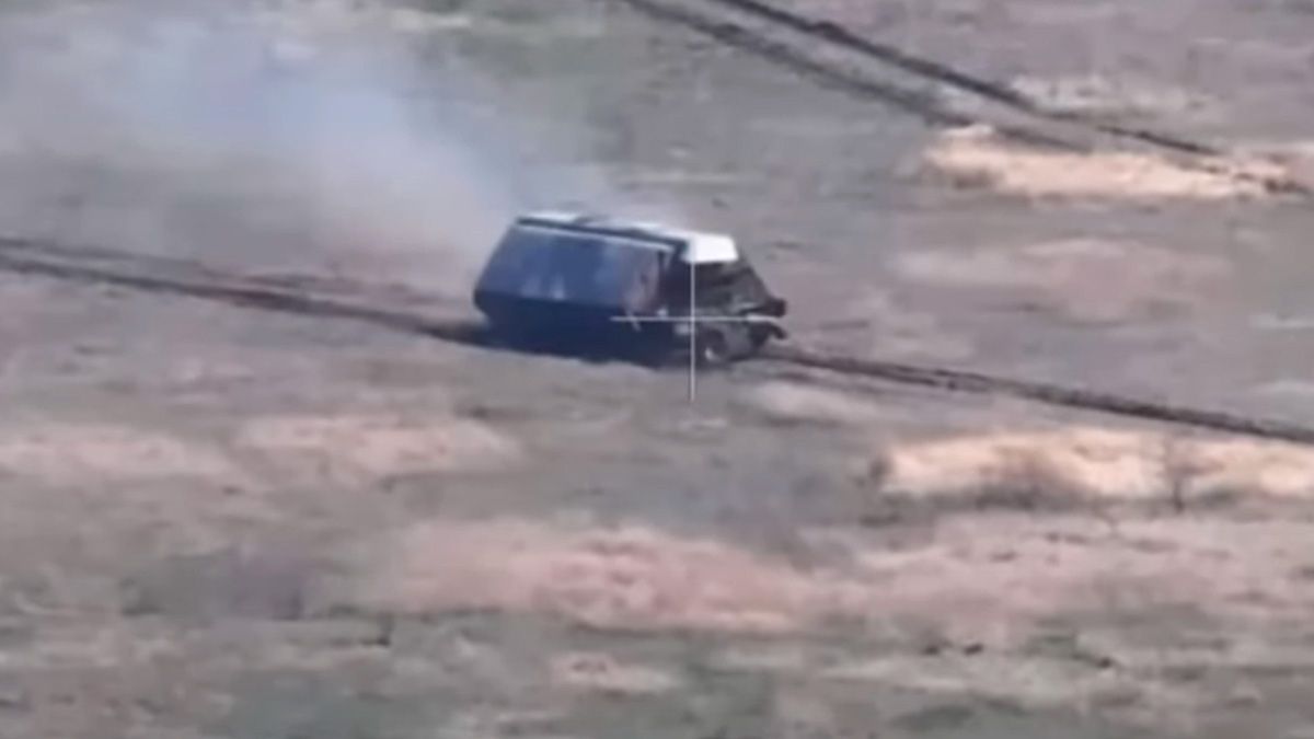 Россияне защищают свои танки от украинских дронов Россияне защищают свои танки от украинских дронов