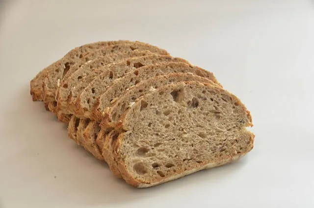 Порезанный хлеб лежит на столе