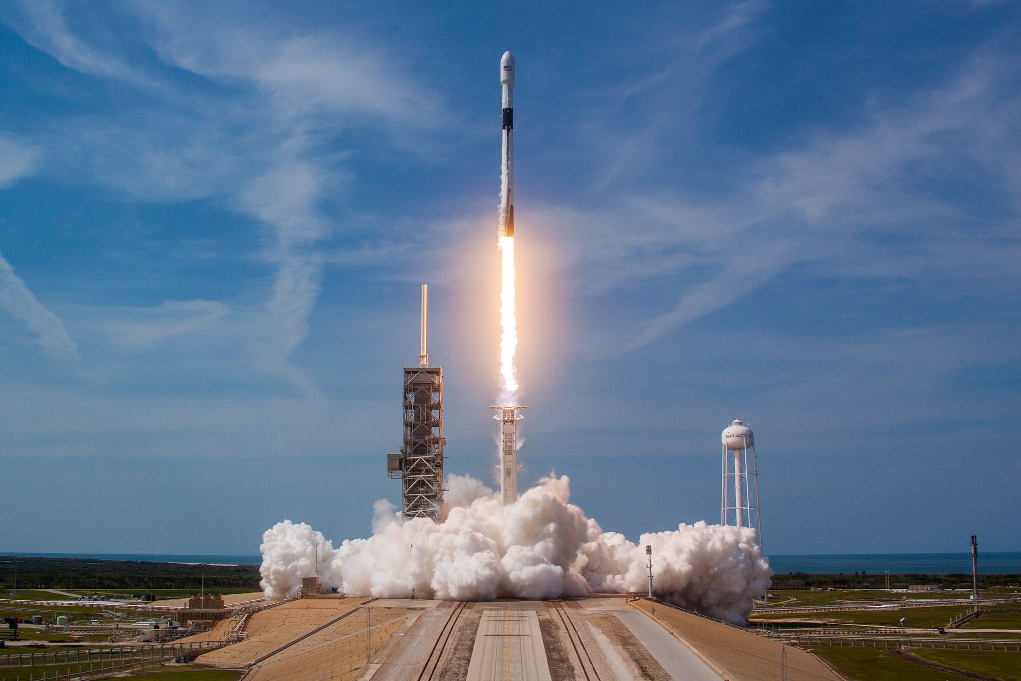 Falcon 9 стартует (иллюстративное фото)