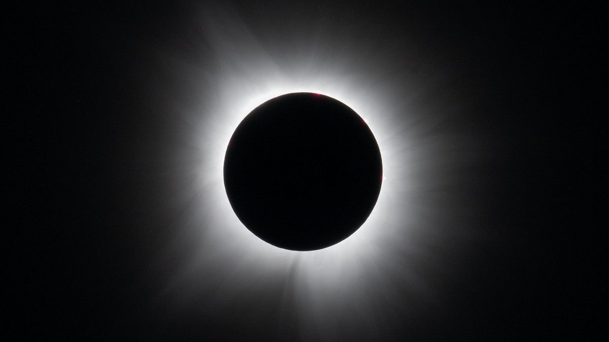 Таинственные языки пламени, которые видели во время солнечного затмения, были не вспышками Таинственные языки пламени, которые видели во время солнечного затмения, были не вспышками