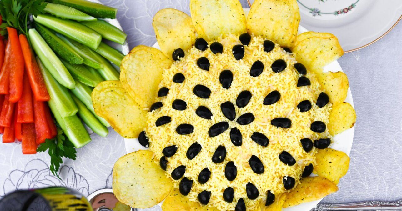 Салат Подсолнух - приготовьте с курицей и чипсами - простой рецепт - Новости Вкусно