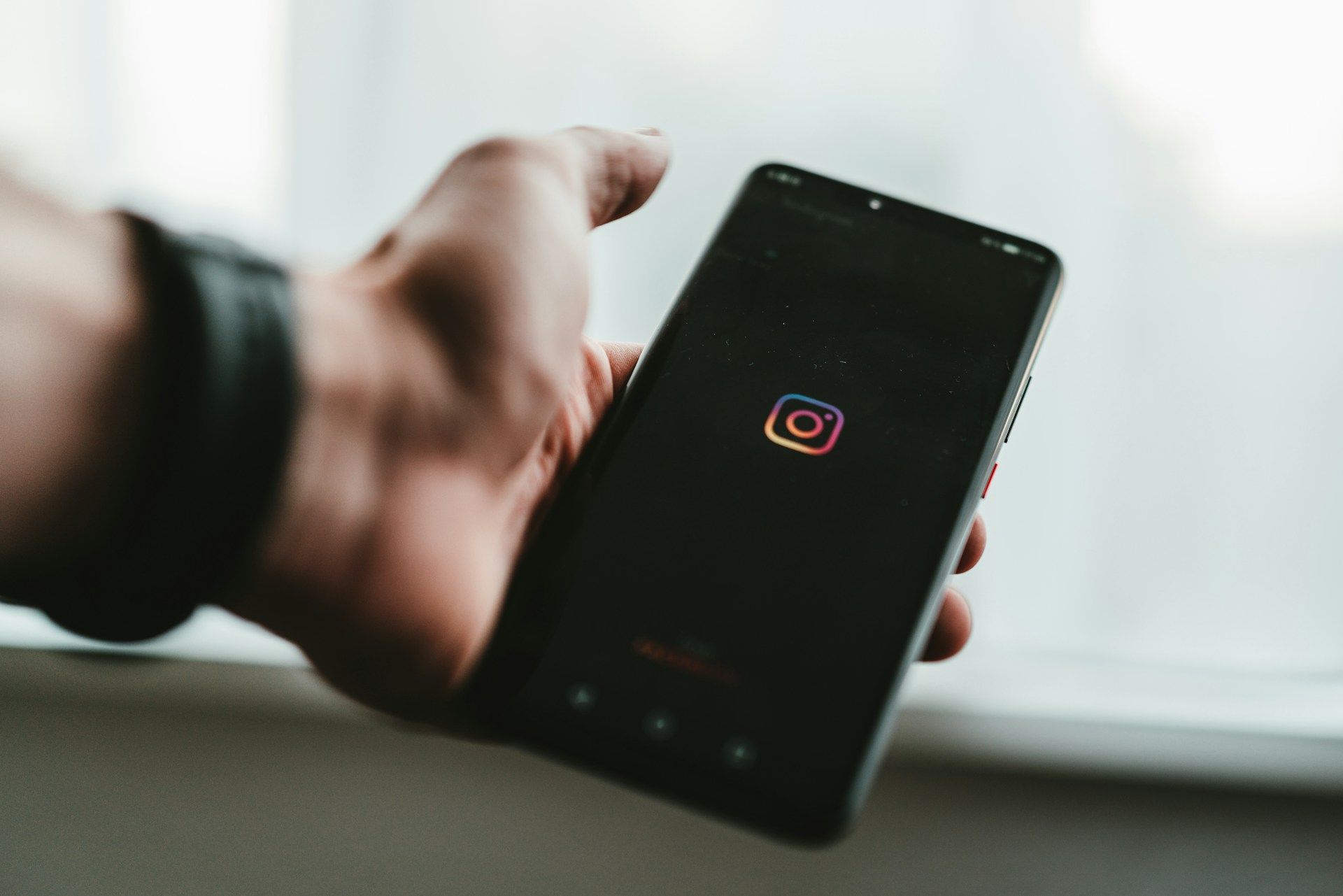 Instagram будет размывать обнаженность в личных сообщениях, чтобы защитить подростков-пользователей
