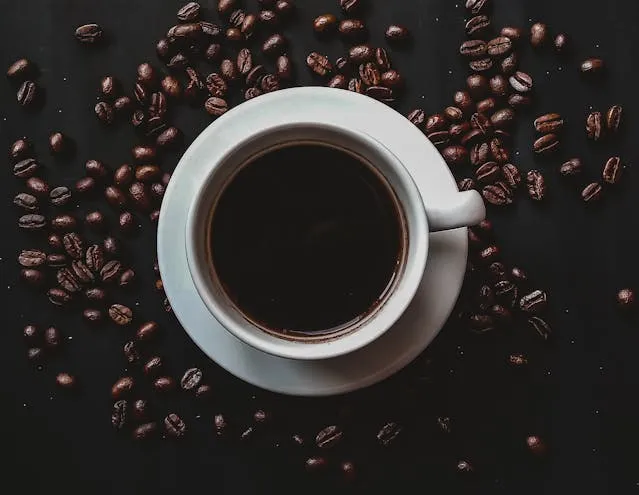 Чашка кави на столі