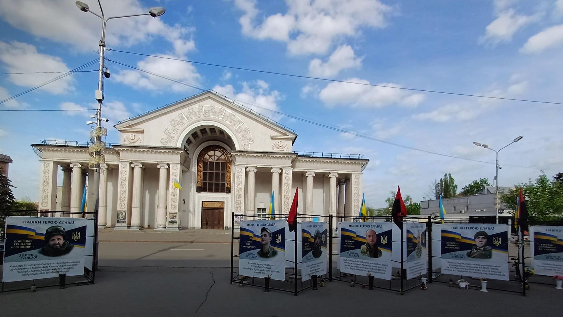 Мужчина справил нужду возле мемориала Героев Мужчина справил нужду возле мемориала Героев