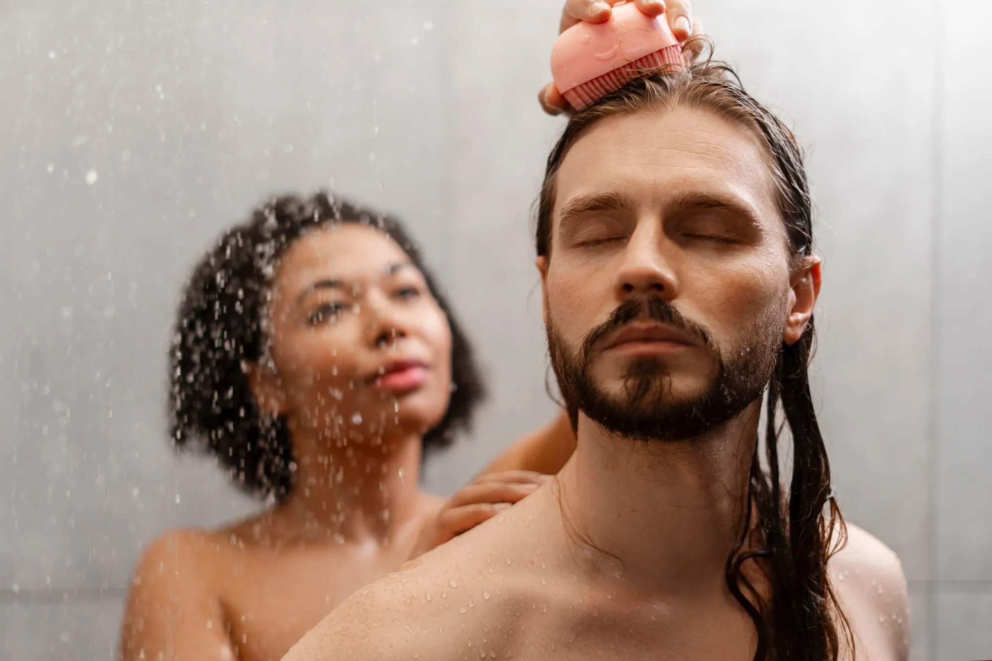 Мужчина и женщина вместе принимают душ