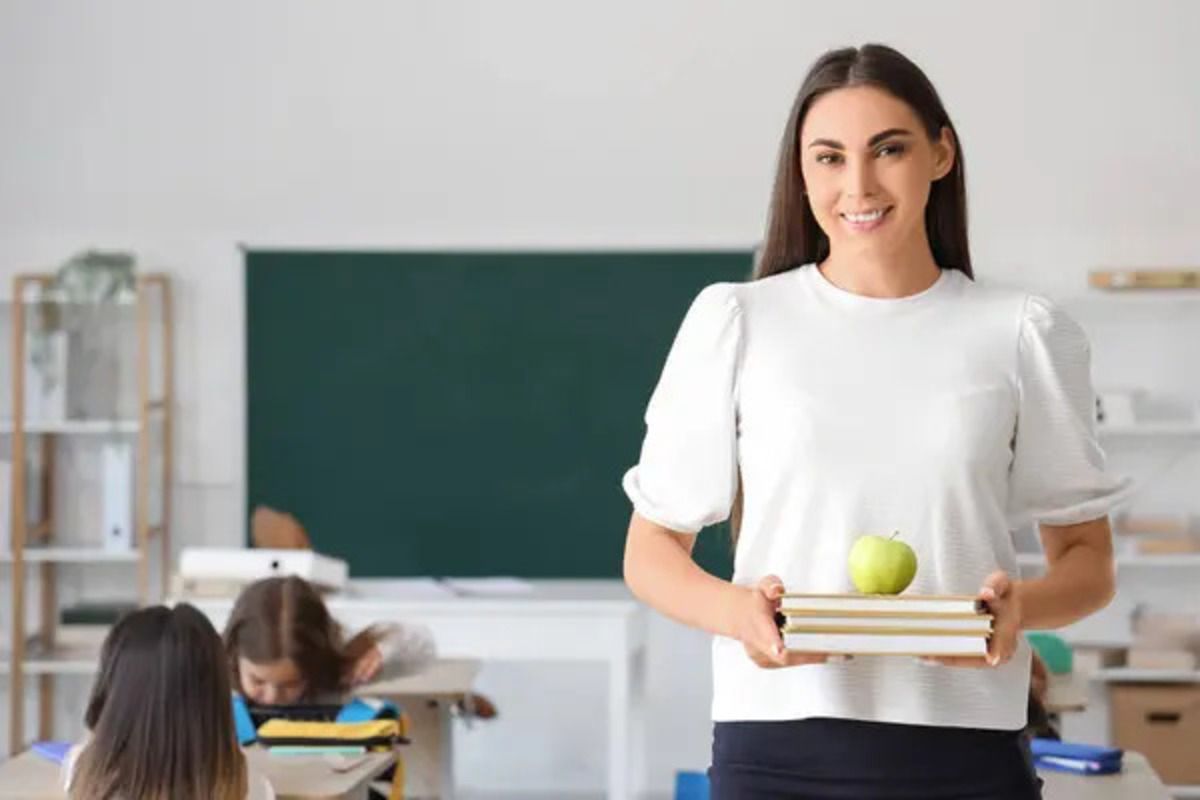 Зарплата вчителя 2024 - скільки отримує педагог без стажу в Україні