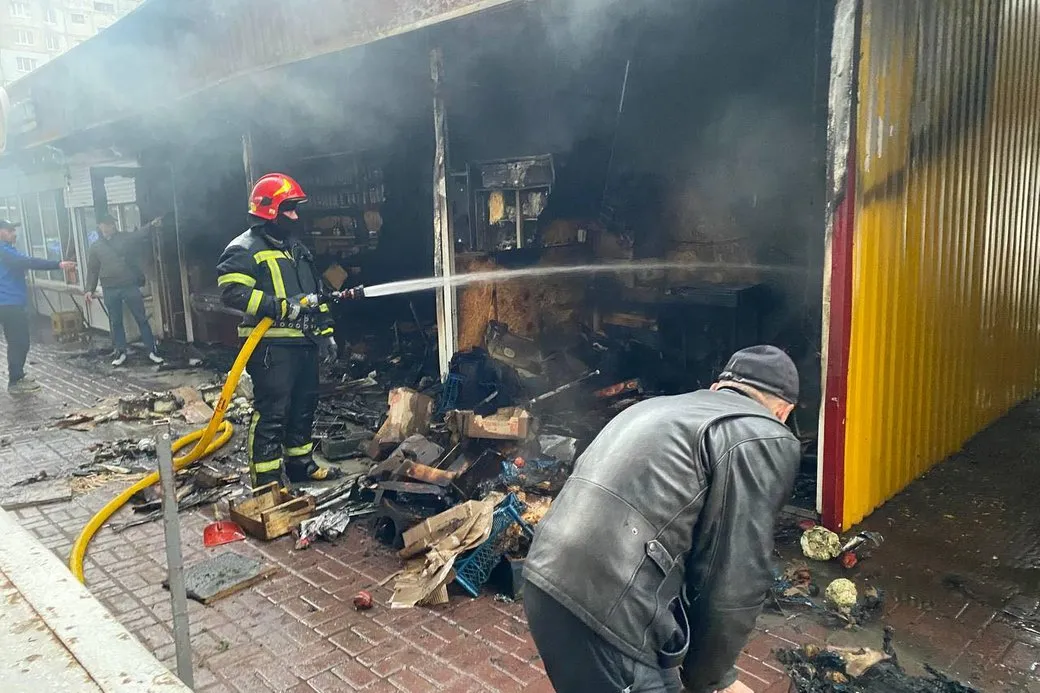 Спасатели потушили пожар на рынке в Хмельницком