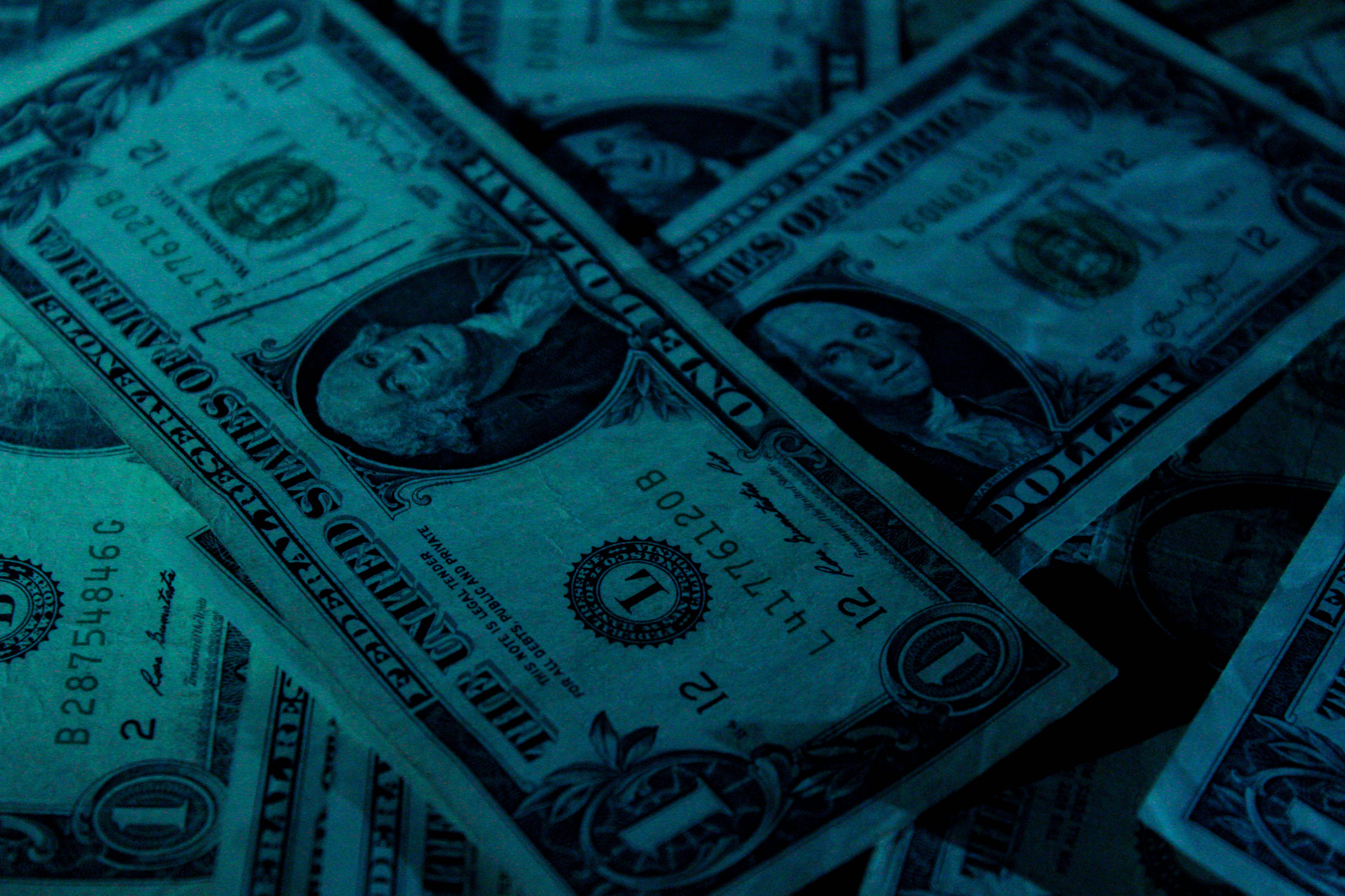 Курс доллара 17 апреля - какая цена валюты в обменниках - где выгодно покупать