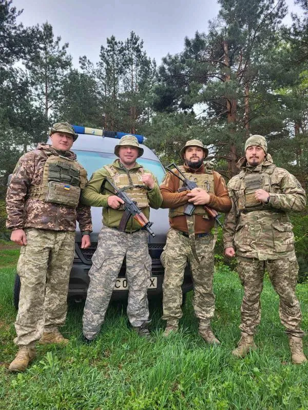 Антон с побратимами Антон с побратимами