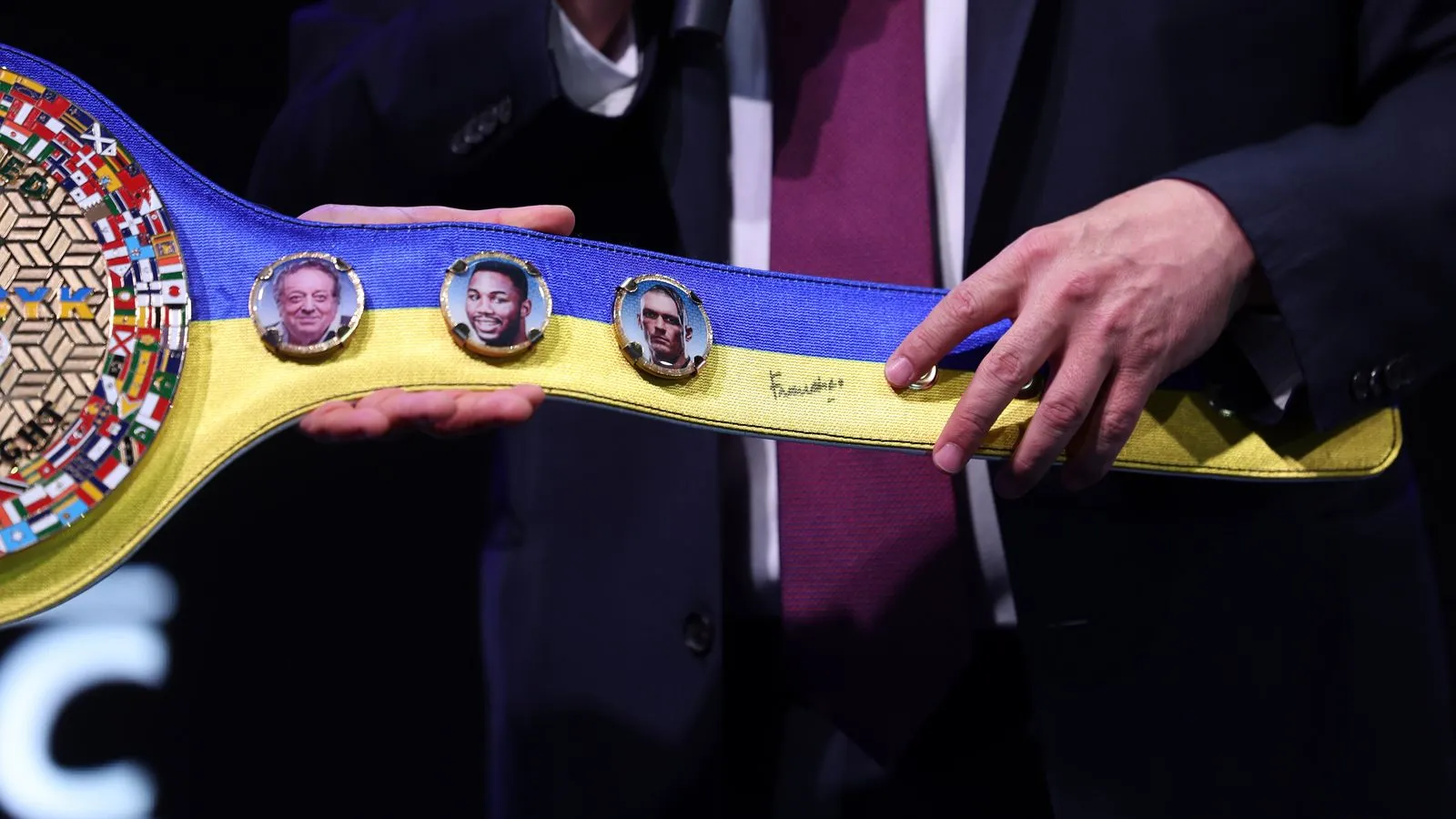 Подписанный Папой Римским пояс WBC Подписанный Папой Римским пояс WBC