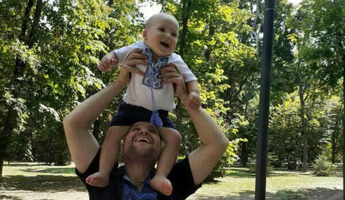 Киборг Олег Посохов собирает на лечение ребенка