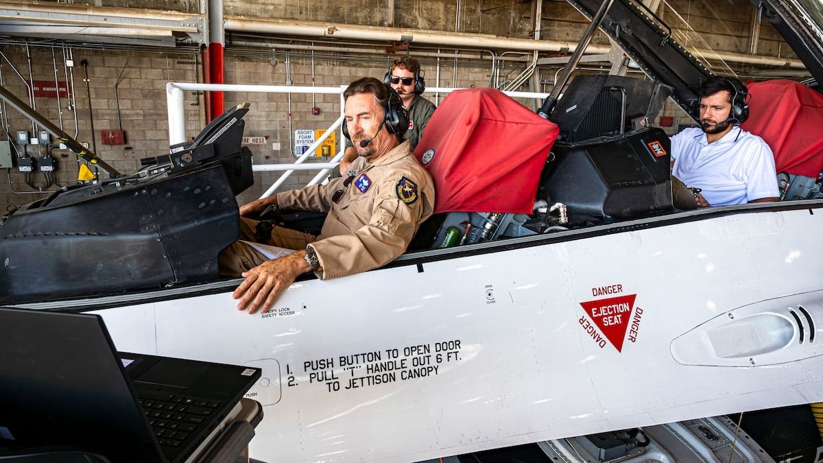 В США успешно испытали ИИ, который управляет боевым самолетом В США успешно испытали ИИ, который управляет боевым самолетом